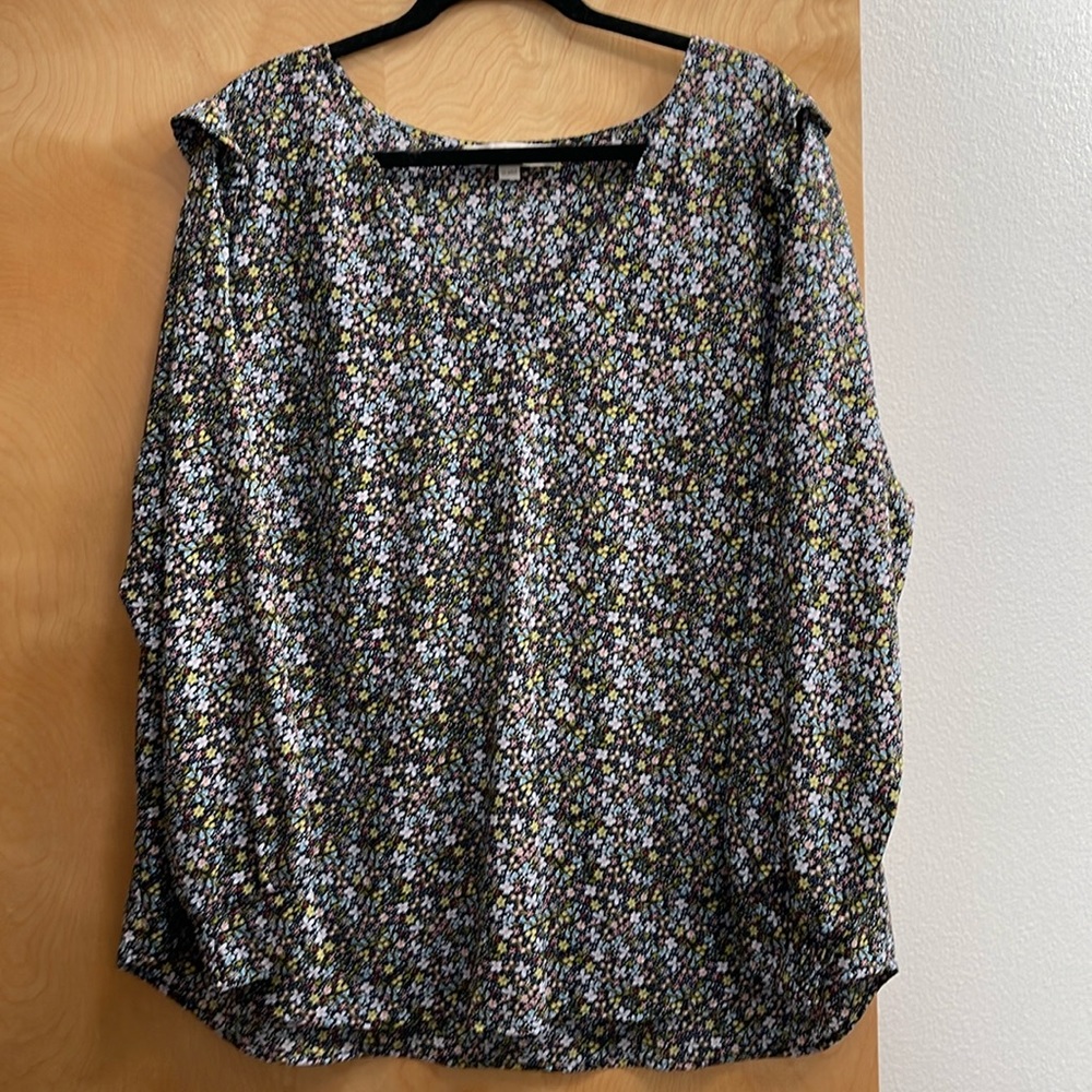 EUC LOFT SZ 20 Blouse - V-neck, navy print. Cute!!!